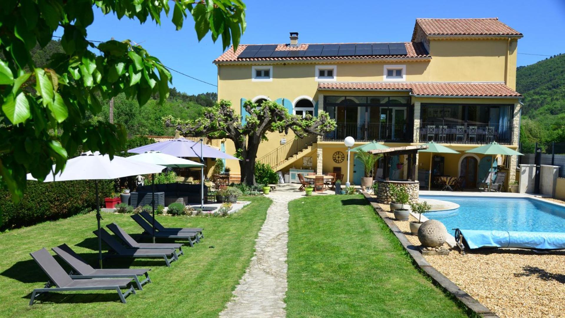 Au Grand Bonheur Bed and Breakfast Besseges Eksteriør billede